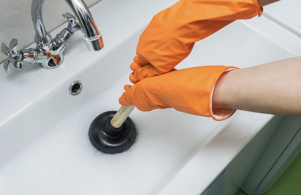 how to get hair out of the bathtub drain